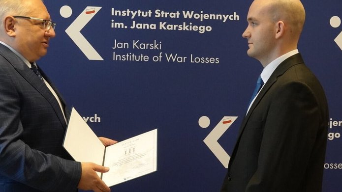  Jakub Kuliś (University of Lodz Doctoral School of Humanities) during collecting the award for taking third place in the diploma theses competition