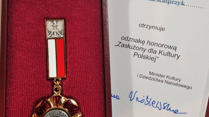  The medal and a diploma in a box