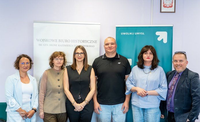 speakers with the organisers of the meeting