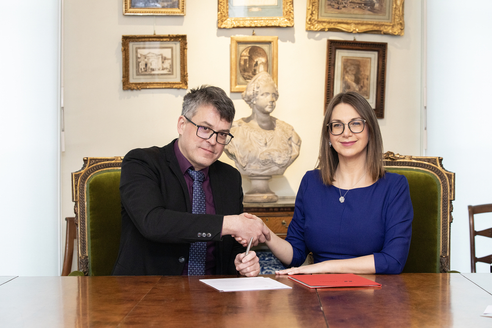 A photo of Dr Joanna Orzeł and Prof. Maciej Forycki 