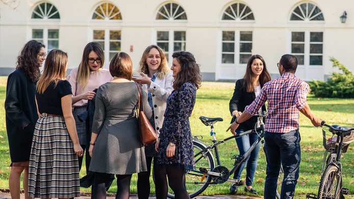 Zdjęcie przedstawia studentów Kolegium Europejskiego w Natolinie