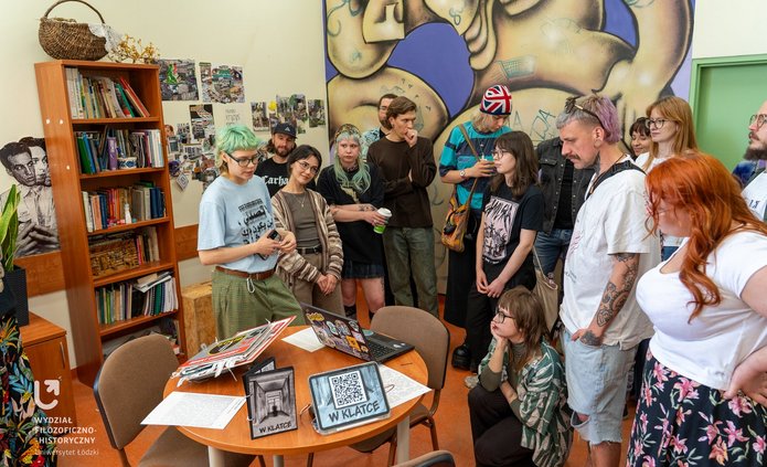 the gathered people admire the works