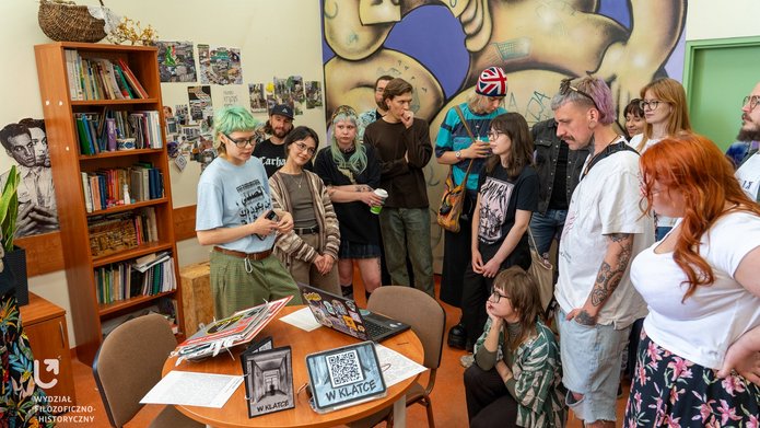 the gathered people admire the works